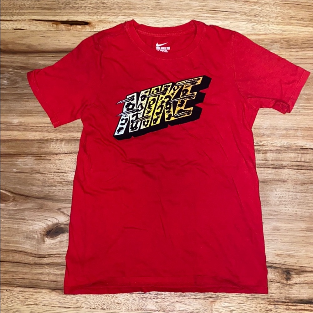 Red Nike athletic graphic tee size Medium
